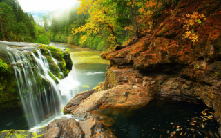 Водопад в горном ущелье