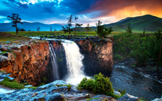 Водопад на реке Орхон в Монголии