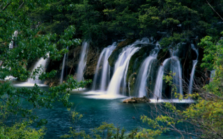Водопад на таежной реке