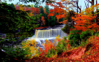 Водопад в осеннем лесу