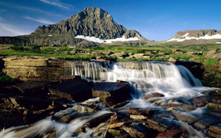 Водопад на каменистой речке