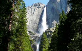 Водопад с высокой горы