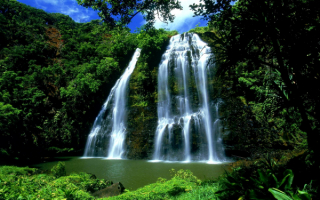 Красивый водопад в тропиках