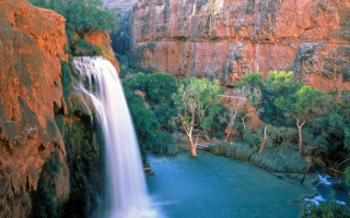 Водопад  в  озеро