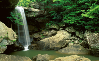 Водопад в скалах
