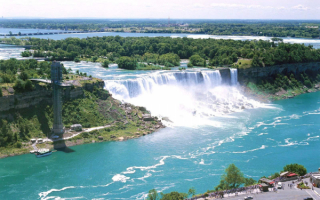 Туристы  на  водопаде