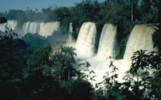 Мощный  водопад