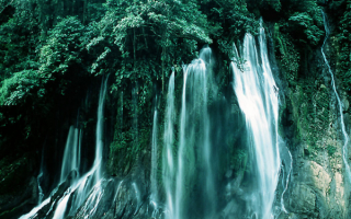 Водопад  на  озере