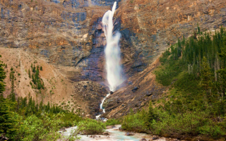 Водопад Такаккау в Канаде