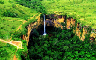 Водопад в Национальном парке Шапада Гимараес, Бразилия