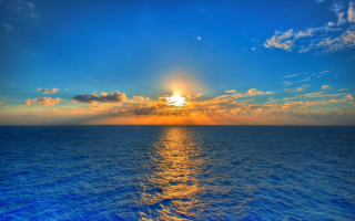 Синее море на закате дня