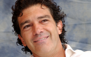 Антонио Бандерас - испанский актёр, режиссёр, танцор и певец.