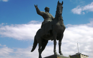 Памятник Фрунзе в Бишкеке