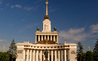 Памятник Ленину на ВДНХ в Москве