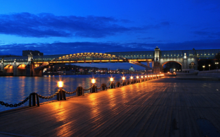 Пушкинская набережная в Москве