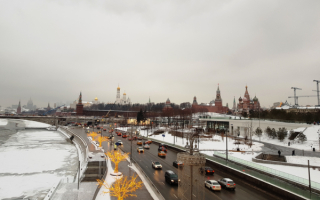 Вид на московский кремль с парящего моста