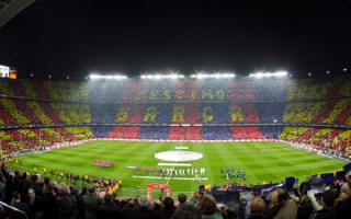 Футбольное поле стадиона Камп Ноу