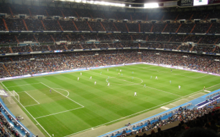 Футбольное поле стадиона Сантьяго Бернабеу