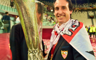 Главный тренер испанской Севильи Унаи Эмери с кубком Лиги Европы