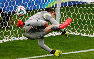 Вратарь пропускает мяч