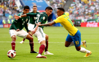 Неймар в борьбе за мяч