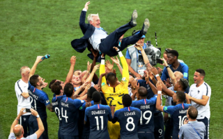 Сборная Франции празднует победу