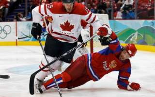 Сборная России играет с канадцами