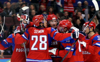 Сборная России празднует победу