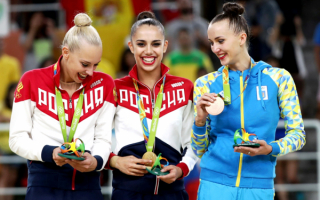 Олимпийские медалистки Яна Кудрявцева (Россия), Маргарита Мамун (Россия) и Анна Ризатдинова (Украина)