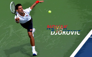 Сербский теннисист Новак Джокович на корте