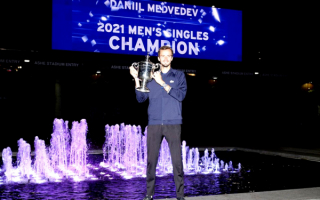Даниил Медведев с кубком US Open 2021