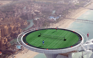 Теннисный корт на башне отеля в Арабских эмиратах