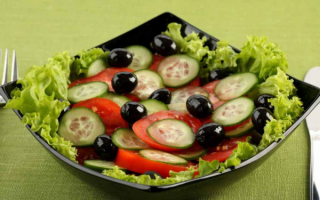 Салат из овощей с оливками