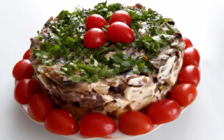 Салат мясной с грибами и помидорами