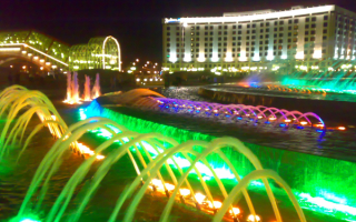 Фонтан  разноцветный