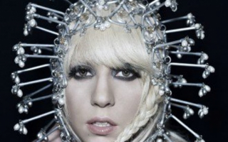 Леди Гага в жемчуге