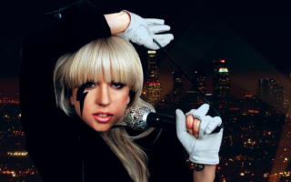 Леди Гага в перчатках