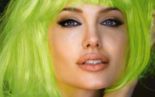 Анджелина Джоли в зеленом