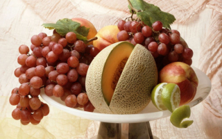 Фрукты в вазе