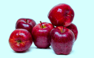 Сочные сладкие красные яблоки