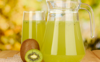 Сок киви в кувшине