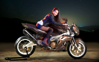 Девушка на мотоцикле Aprilia Stingray