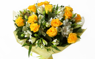 Букет из желтых роз и белых альстромерий