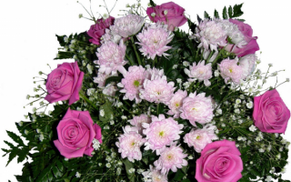 Хризантемы и розы в букете