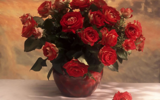 Розы в вазе