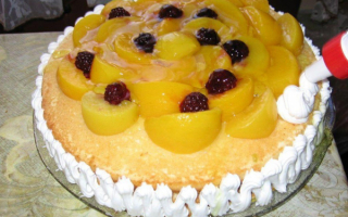Торт с персиками и малиной