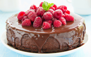Шоколадный торт с ягодой малиной