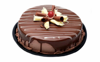 Шоколадный торт с вишенкой