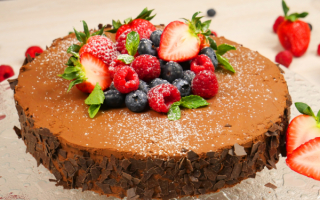 Шоколадный тортс с ягодами