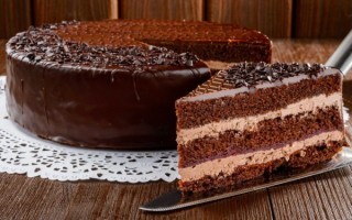 Слоеный торт в шоколадной глазури